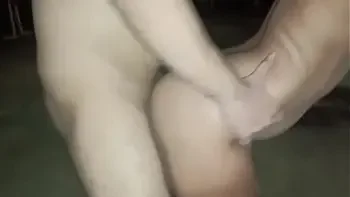 Olha essa puta safada dando no meio da praça em publico