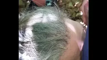 Esclave F dogging en forêt