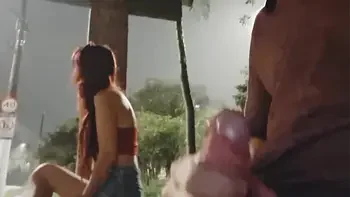 Arrisquei uma punheta pra gostosa no ponto de ônibus