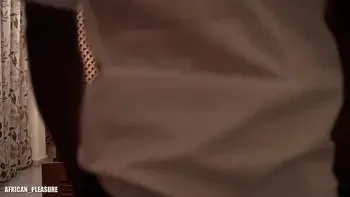 pour se faire pardonner ma femme moffre sa copine au gros cul