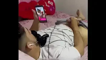 Me pilló masturbándome y me dio vagina como castigo