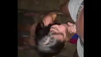 Depois de uma resenha fiquei animadinha e pedi pros meus amigos pararem o carro pra fuder com eles na rua sem camisinha, sem ligar pras pessoas que estavam passando e olhando.