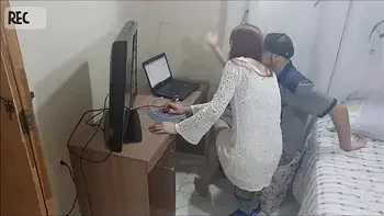 Novinha sozinha em casa recebe o manutencista tarado! Câmera escondida