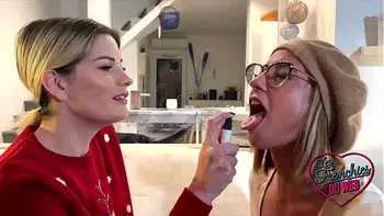 Rose et Pam, deux petites perverses qui coquinent