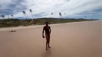 Eu e minha amiga tiramos o biquíni no meio da praia da Bahia e demos pra todos os machos que estavam lá.