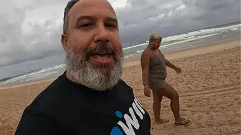 A novinha baiana dando na beira da praia durante o dia