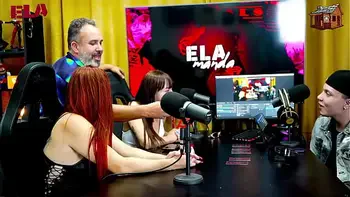 Gih Spanic coloca a Ruiva Cavala de quatro na mesa do Podcast só para mostrar o seu Cuzinho Rosa - Pápum no Barraco! - Ela Manda