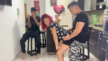 No Me Gusta que mi Novia Traiga a su Mejor Amigo a nuestra Fiesta porque Cuando Baila Regueton el le Frota la Polla en su Culo NTR Netorare