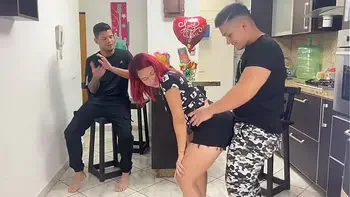 El Mejor Amigo de mi Novia Baila con ella de Forma muy Pervertida Frotándole su Polla por el Culo y mi Novia parece Disfrutar no respeta que estoy Al Frente