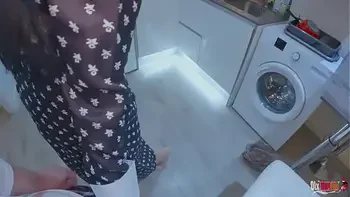 Hijastro castiga a madrastra follándosele la boca y el culo por engañar a su marido (conversación en español)