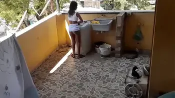 Enteada que estava lavando roupa foi Surpreendida pelo padrasto pervertido que botou ela para chutar seu pênis fuder de quatro.