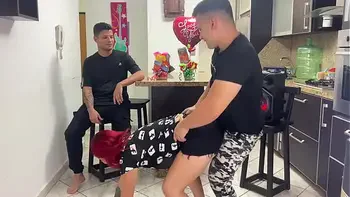 No Me Gusta que mi Novia Traiga a su Mejor Amigo a nuestra Fiesta porque Cuando Baila Regueton el le Frota la Polla en su Culo y a ella le gusta NTR Netorare