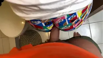 Mi hermanastro no me deja cepillarme los diente se mete al baño y me culea rico