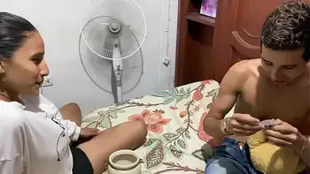 ME GUSTA QUE MI HERMANASTRO JUEGUE CON MIS TETAS Y MI COÑO CUANDO MIS PADRES NO ESTAN.