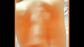 Me follo a la novia de mi amigo mientras se ausenta y la baño en leche de perrito y misionero