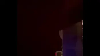 Masajista se aprovecha de rubia. Cámara escondida.