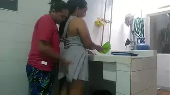 hoy mi amor amaneció muy cachonda mientras estoy lavando la ropa me llega por detrás y me agarra el culo no aguanto las ganas y follamos en el lavadero