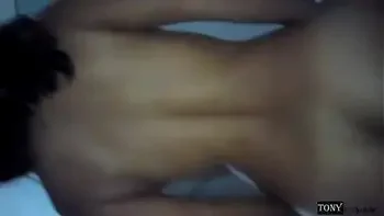 Comenzó gritando y terminó disfrutando.. El secreto es dejar que solita se lo meta y de Sentones cuando es su primera vez por el culo