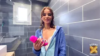 Anita fait découvrir à Arianna les plaisirs du sexe lesbien