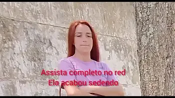 Bati punheta pra gostosinha que estava no ponto de ônibus que acabou sedento!