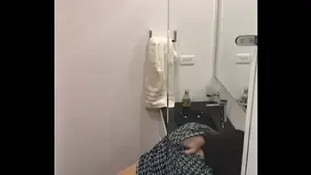 descubro a mis amigos en el baño por los fuertes gemidos