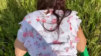 Без труда уговорил незнакомку на секс в поле