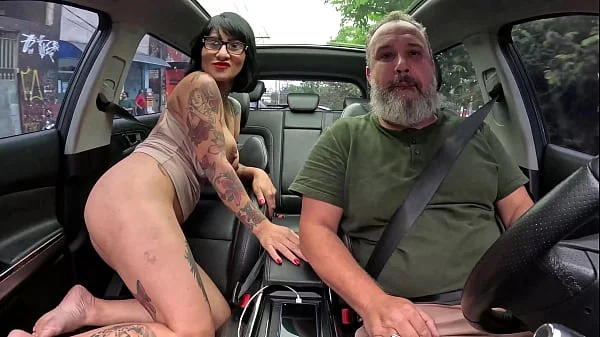Aos 42 anos essa mãezona entra na carona já dando o rabo para o motorista - Shirley Azevedo