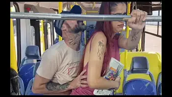 Estudande sendo encoxada por velho no onibus em público!