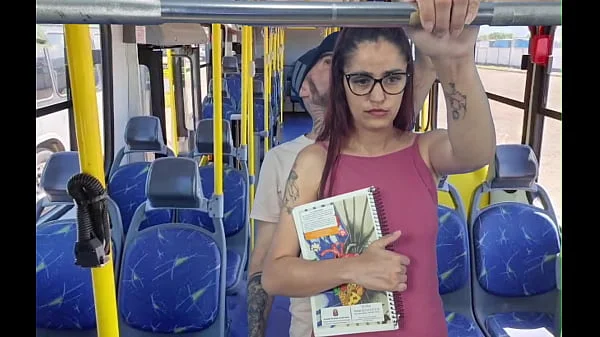 Estudande sendo encoxada por velho no onibus em público!