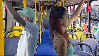 Jovem estudante leva encoxada dentro onibus!