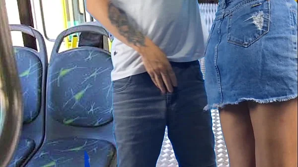 Jovem estudante leva encoxada dentro onibus!
