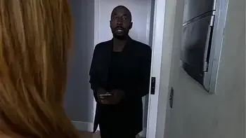 Ruiva gostosa dá à buceta e o cuzinho pro segurança do perdio onde mora pra não pagar multa