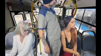 Trabalhador tira pau pra fora e encoxa mulheres dentro do ônibus em público!