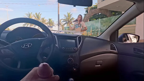 Mostrei meu pau pra novinha na rua em público arriscado ela gostou!