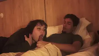 Mi hermanastro me mete su pene en mi boca mientras estamos acostados,no tuvo piedas con mi boquita y me la lleno de leche tratandome como su putita