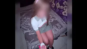 COLEGIALA MEXICANA CHUPANDOLA!! Se ve Bien Inocente pero le encanta CHUPARLA en la oscuridad y que se la coja duro un compañero de la escuela!!