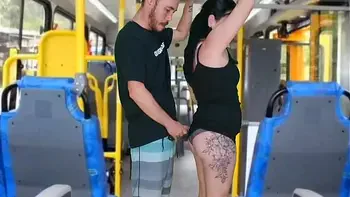 Morena tateando no ônibus