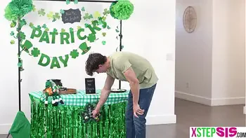 Kissing booth practise with tiny teen stepsister Della Cate