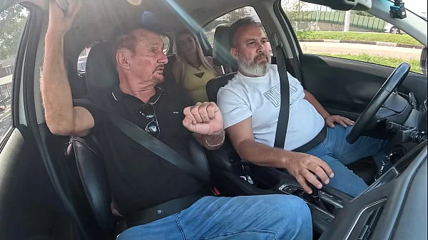 Carlos Urach estreia com duas gostosa na carona do Ted