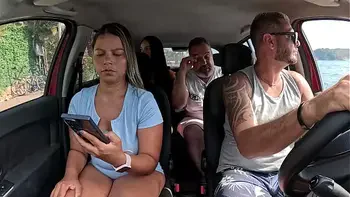 Ted pegou uma carona com o casal Mari e Chell e ganho uma novinha no banco de trás - Candy Debby