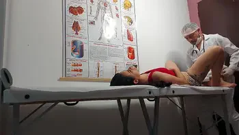 Ginecologista enfia dedo no cu e fode paciente!