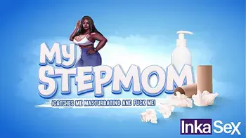 Mi Madrastra Ebony de enormes tetas me descubre viendo sus videos porno.