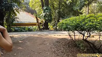 A novinha completou 18 anos e chamou o amigo pra tirar a virgindade dela no meio do mato