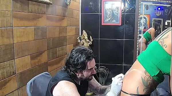Vloog Essa Morena Tatuou a Bunda e Fez a Tatuagem Igual da Cantora Anita