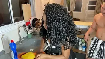 EMPREGADA NEGRA FODE NO PELO COM O FILHO JOVEM DO PATRÃO.