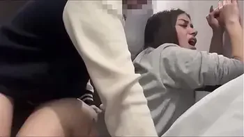 ROOMIE DE 18 AÑOS MONTA VERGA SIN PARAR