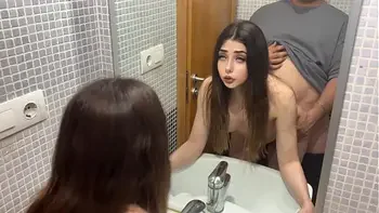 Padrastro gordo de 47 años teniendo sexo con hijastra en el baño por la mañana