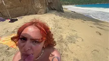 Un voyeur pilló a una pareja amateur desnuda teniendo sexo en la playa. Un desconocido lo observa todo