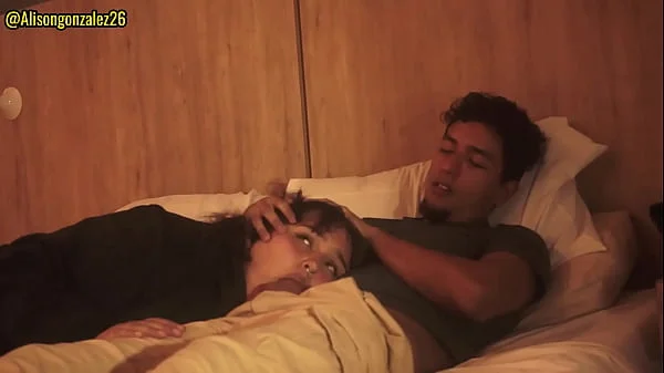 Mirando Netflix con mi hermanastra pero no pude evitar meter mi pene en su boca, casi nos descubren!!