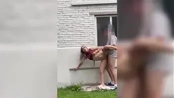 LA VECINA FLACA SE PONE CALIENTE Y TOCO PARTIRLE EL COÑO DE PIE AL AIRE LIBRE